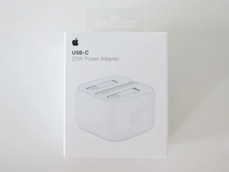2. Apple 20W USB-C Power Adapter؛ بهترین انتخاب برای طرفداران اپل