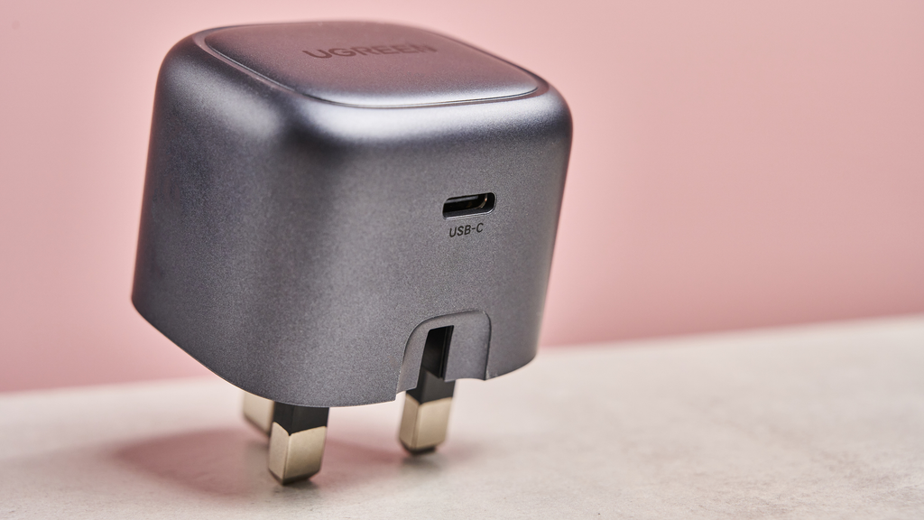 4. UGREEN Nexode Mini 30W؛ بهترین گزینه جمع وجور با امکانات کامل