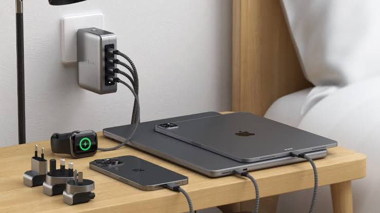 6. Satechi 145W 4-Port GaN؛ بهترین گزینه برای چند دستگاه